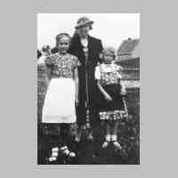 015-0093 Steinwalde ca. 1935. Frau Kamradt mit Tochter Ruth und Herta Petzke.JPG